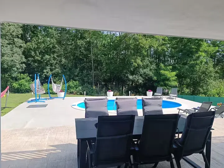 Natkrivena terasa uz bazen