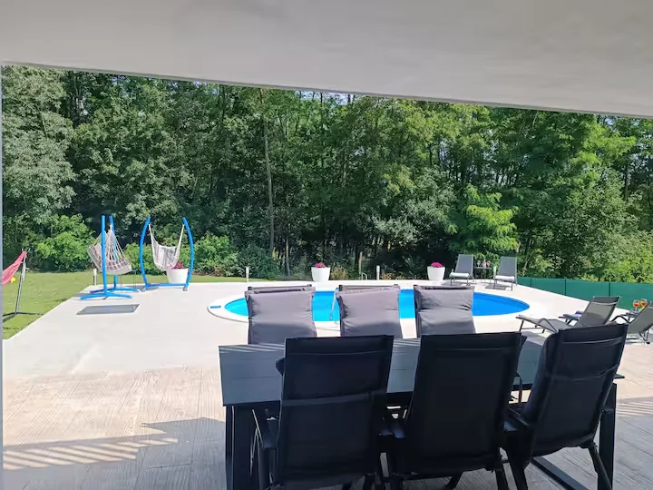 Bazen i terasa s ležaljkama