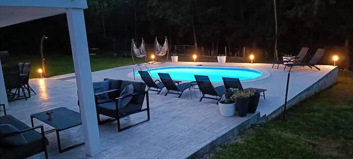 Vila Prisca i osvijetljeni bazen u večernjim satima