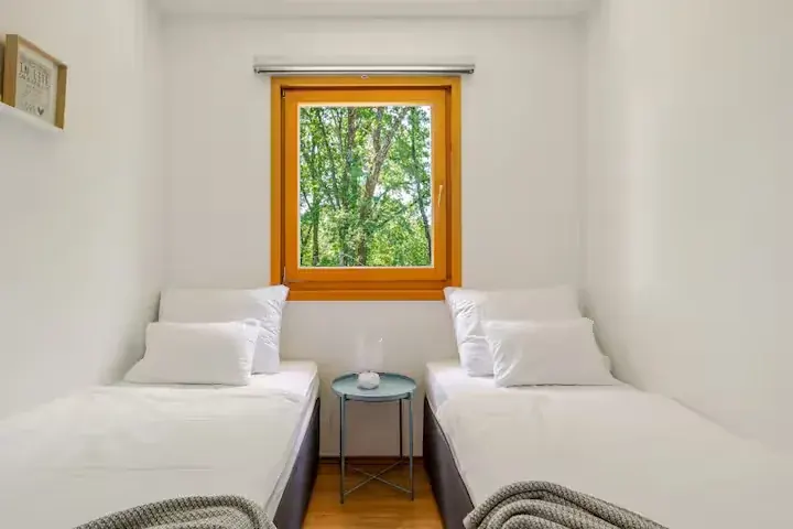 Spavaća soba s dva odvojena kreveta