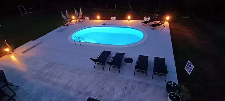 Osvijetljeni bazen noću